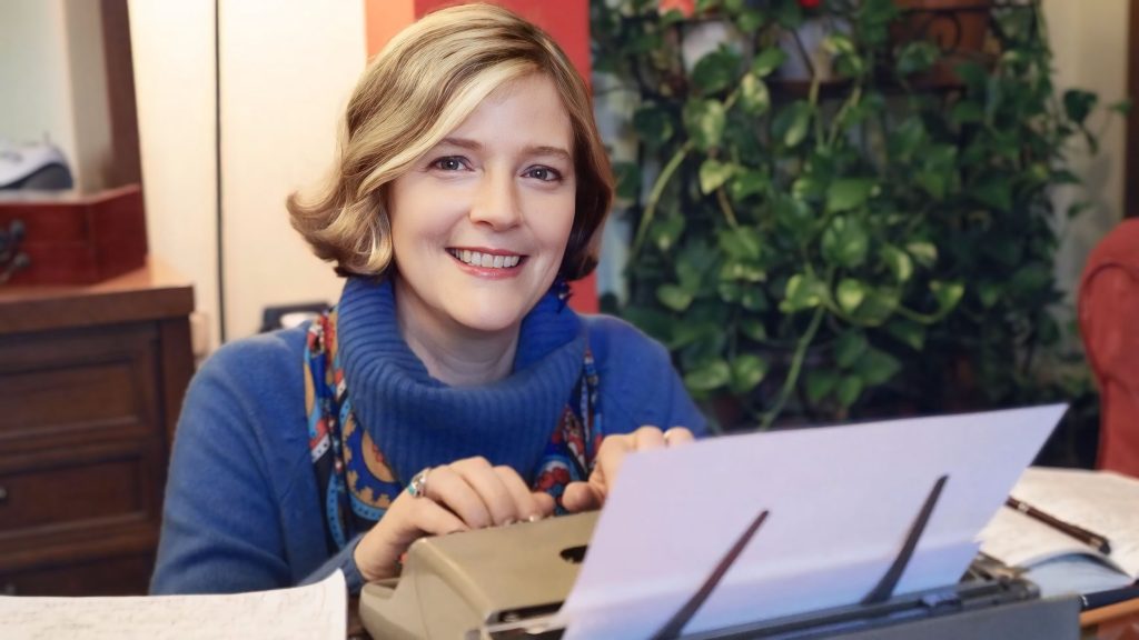 Nicoletta Bortolotti alla macchina da scrivere