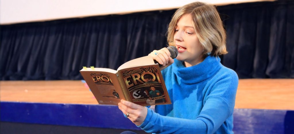 Nicoletta Bortolotti legge un suo libro al microfono